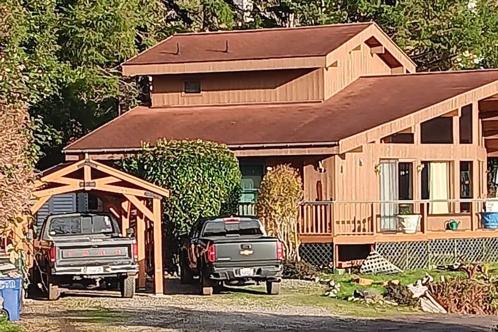 Brookings House | Beautiful Brookings Home with Ocean View and Jacuzzi