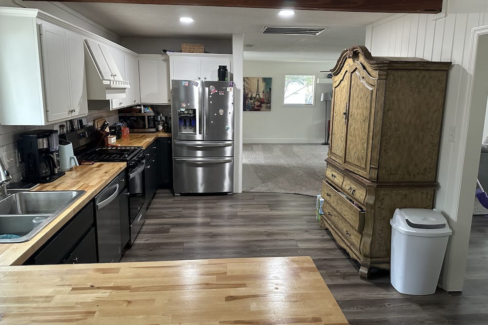 Whitemarsh Island House | Charming 2-bedroom house in fabulous Whitemarsh with WiFi, AC Pool and slide.