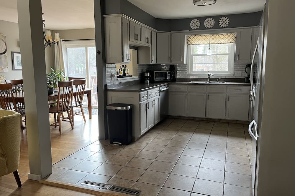 Williston North House | Spacious 5-bedroom house 2 miles from Burlington Airport