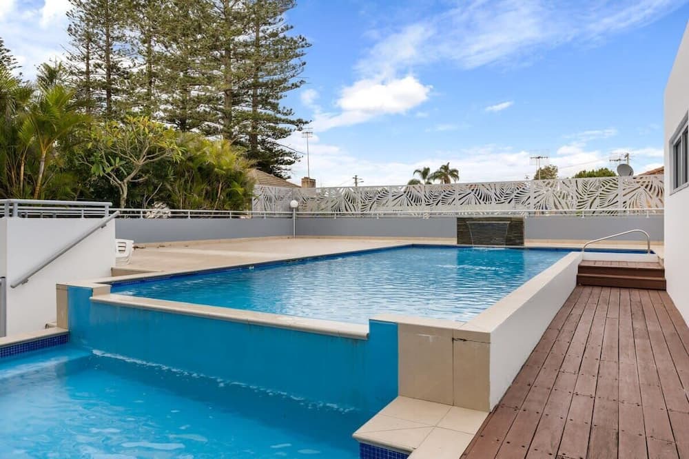 The Entrance Apartment | Ocean Breeze Penthouse - Rooftop Hot tub