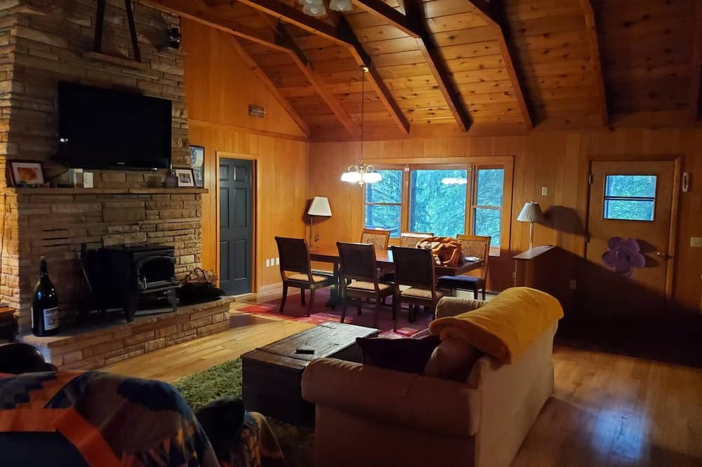 Amherst Cottage | In-Town Cottage with in-Woods vibe