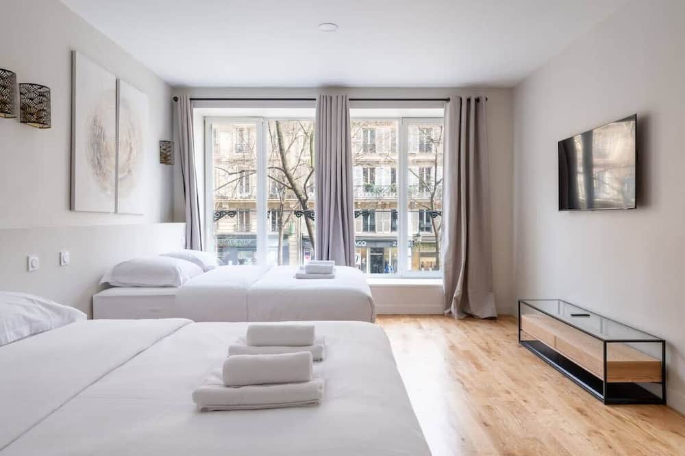 Quartier de la Goutte-d'Or Apartment | Luxe, State of the Art Suite near Montmartre