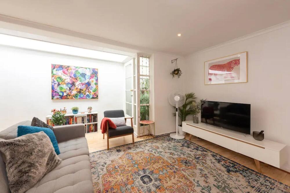 Fitzroy North House | Funky 1 BR home in Fitzroy on Brunswick street!