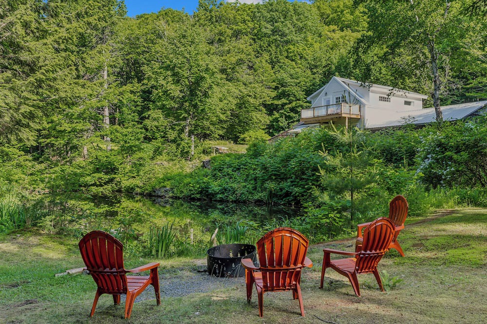 Brownsville Cottage | Vermont LUX stay with Doggy suite