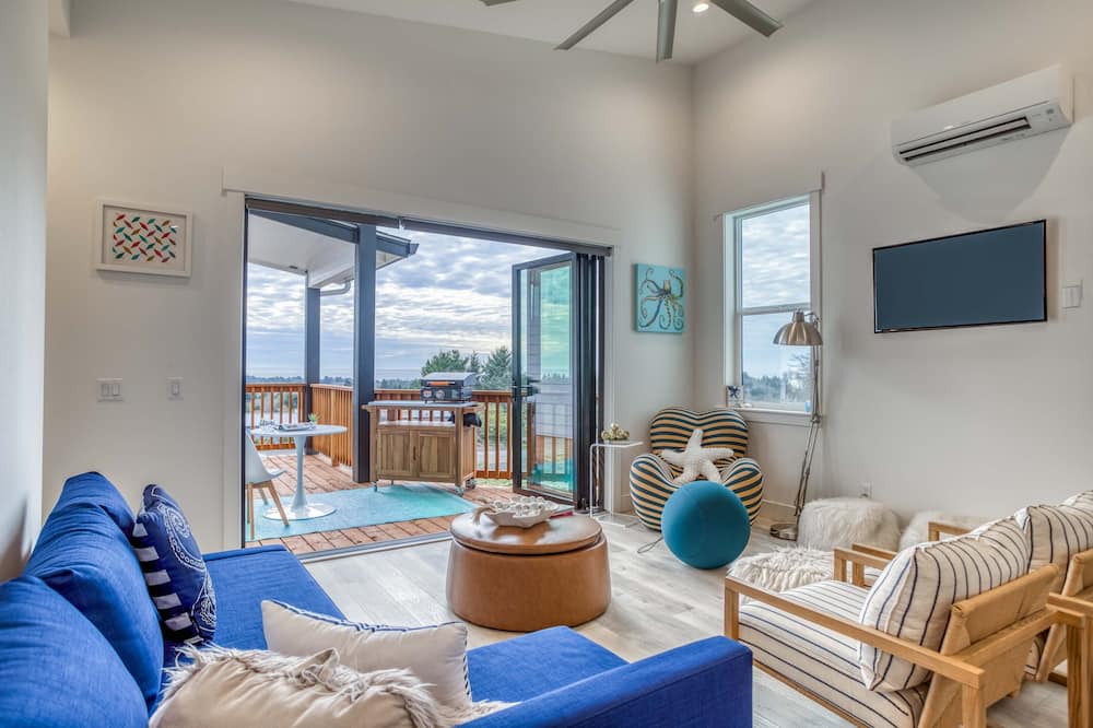Neskowin House | Ocean Views, NanaWall Glass Doors, Chef’s Kitchen in New Build Above Neskowin!