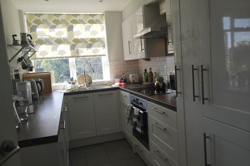 Holland Park Cabin | London/Kensington in suite double room for non smoking female professionals.