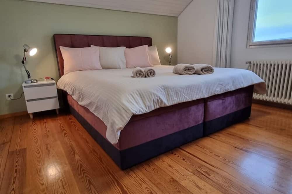 Horgen District Apartment | Beautiful apartment with lake views, and its own balcony... SLEEPS 2 PEOPLE