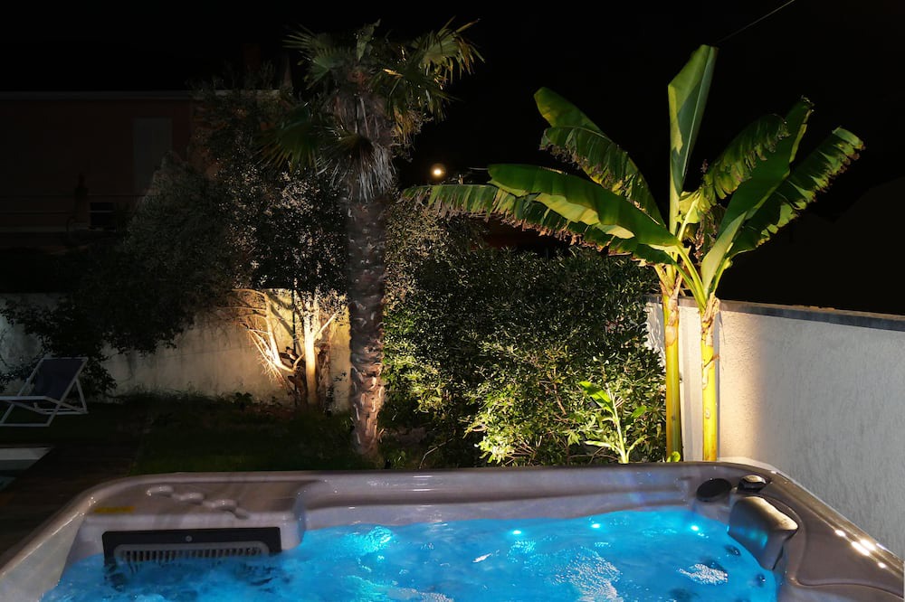 Meyzieu Nord Ouest Villa | Unique! Jacuzzi Privé en Plein air 35°c Villa