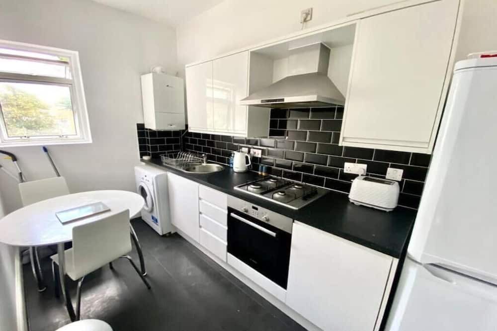 Bow West Apartment | Mile End - 1 Bedroom Apartment, Sleeps Upto- 2, 3 Min Walk to Mile End Station