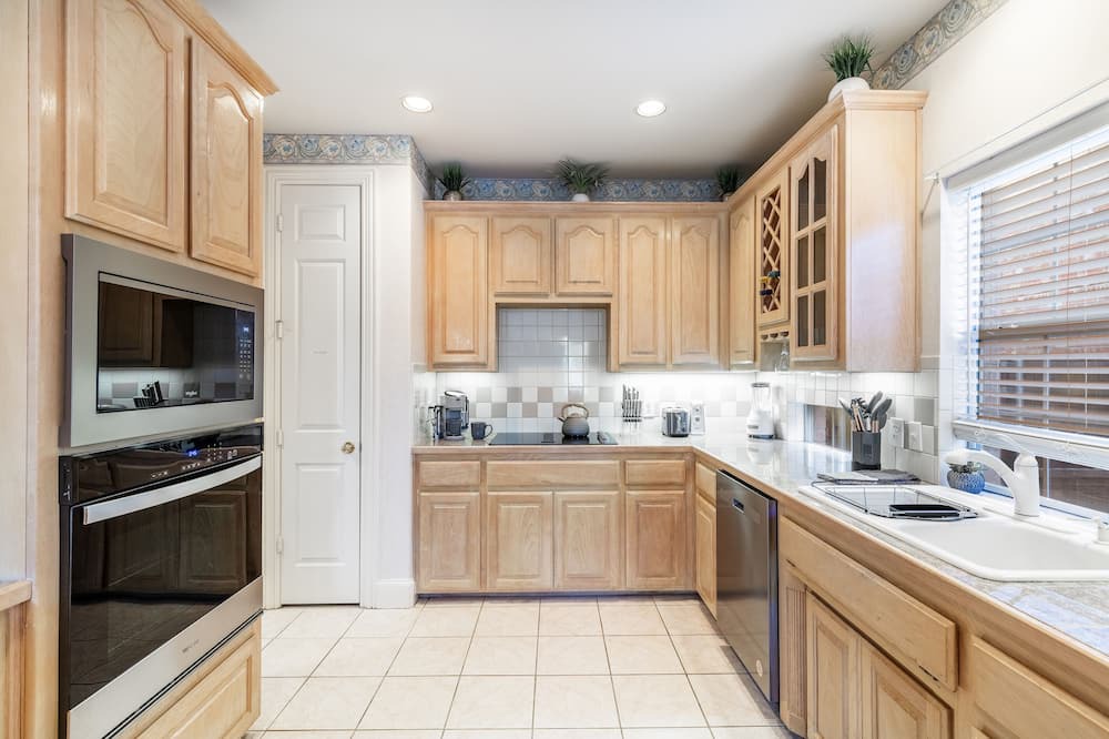 Valley Ranch House | Spacious 5 Br 2.5 Bath Home 15 min From Dfw Port/ATT/TexasLive/6 Flags/Garage