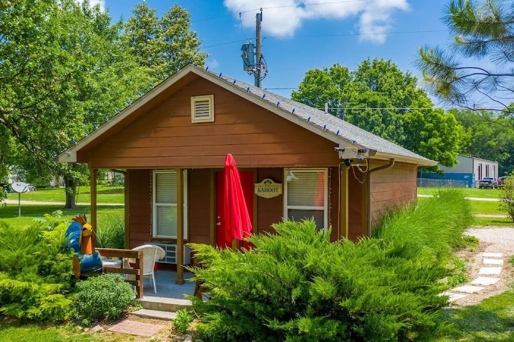 Cleora Cabin | The Kahoot Cabin - Accommodates 4 Guests