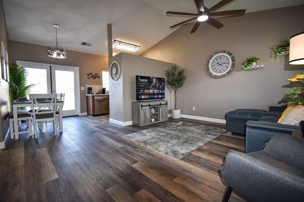 Porterville House | Serene 2 BR Cottage W/ SPA / Game Room / Office
