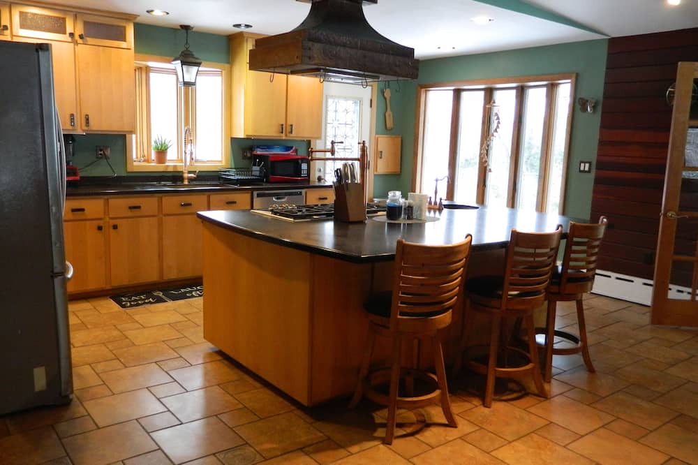 Melrose House | Spacious three bedroom house with pool and hot tub near Historic Suffield Center