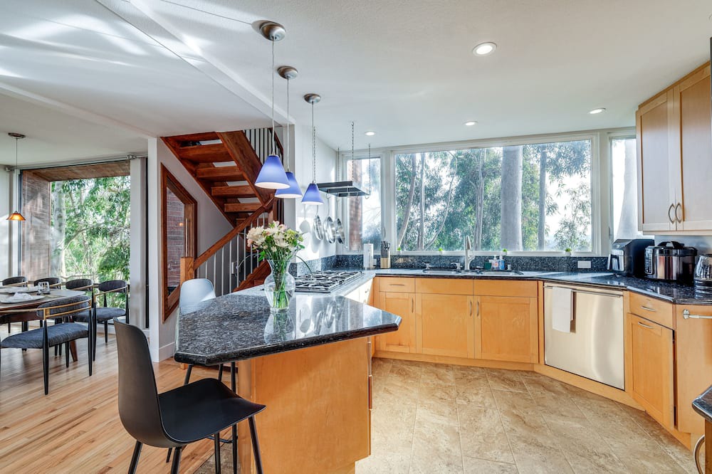 Del Mar Heights Cottage | Stunning Del Mar Home w/Deck: 1 Mi to Beach!