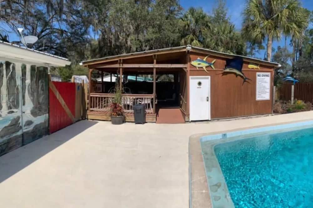 Cross City House | North Florida Retreat RV getaway. Pool and pet friendly