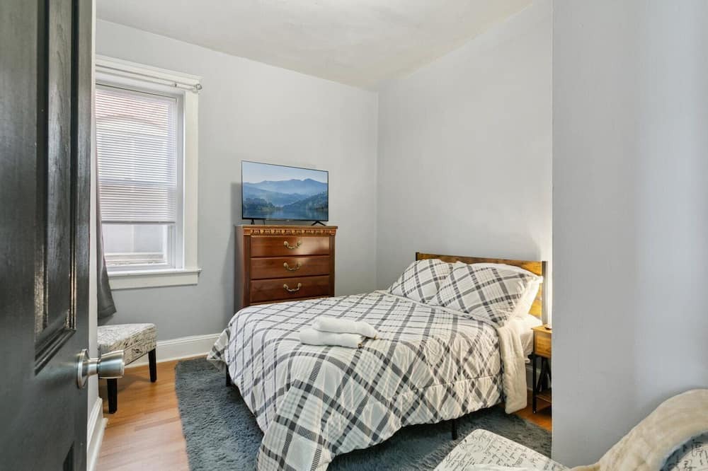 Central Newport News Apartment | This duplex is a 1 bedroom(s), 1 bathrooms, located in Newport News, VA.