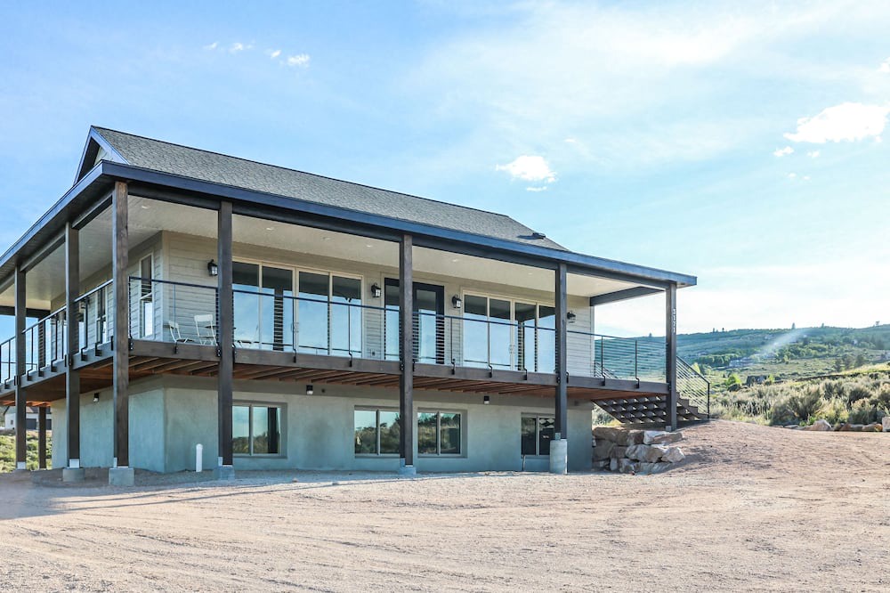 Sweetwater House | Modern Lake view home perfect for gathering— 5 minutes to Ideal Beach amenities