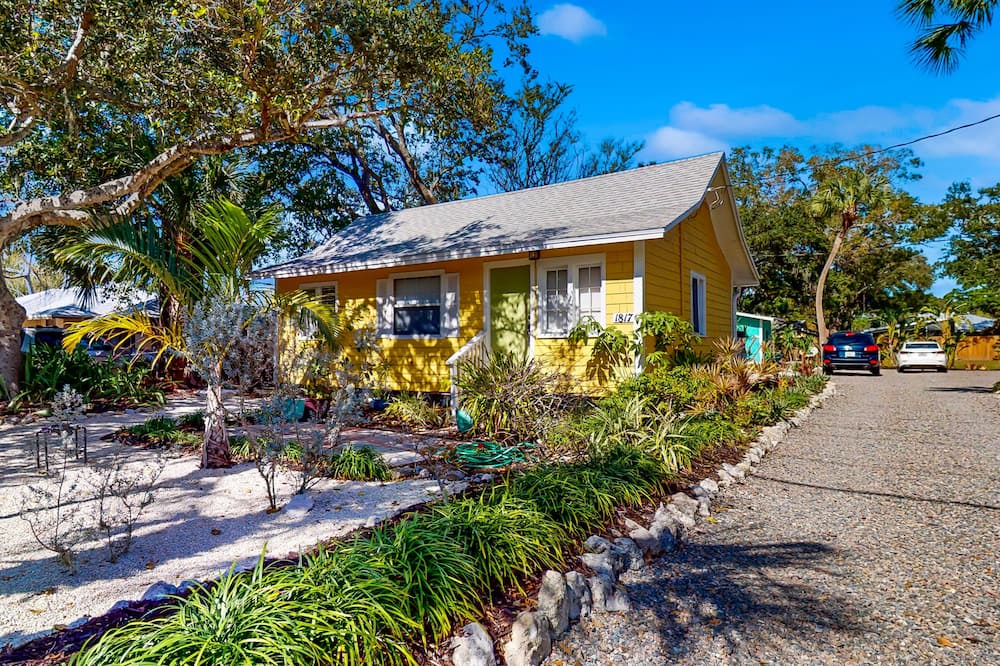 Gillespie Park Cottage | Charming dog-friendly cottage with patio & home office - near golf & the beach