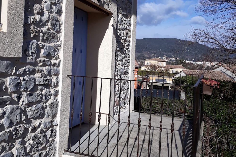 Cazilhac House | Holiday Home 'Theana' with Private Terrace and Wi-Fi