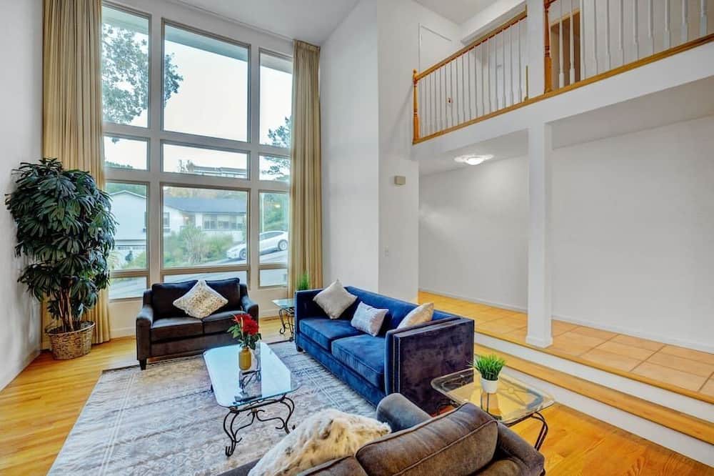 San Rafael House | 5BD San Rafael Retreat w/ Billiards, BBQ, & Views!