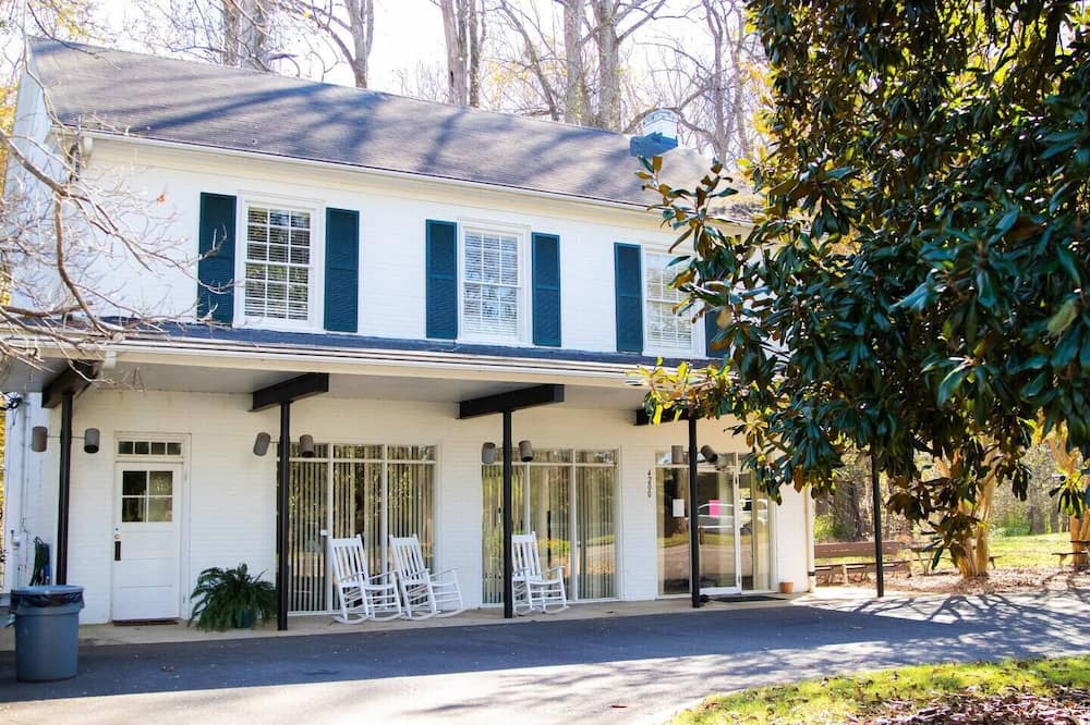 Clemmons Apartment | Take it easy at this unique and tranquil getaway