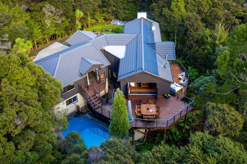 Albany Heights Apartment | Secluded forest retreat -3min to Albany - incl pool and large patios