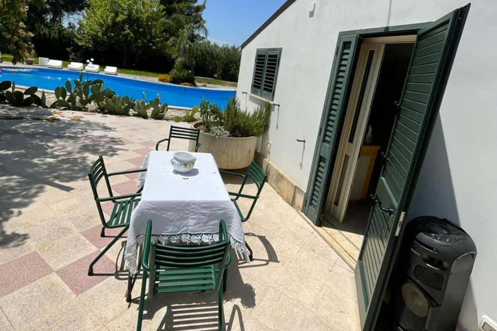 Corigliano D'Otranto House | Holiday Home 'Dependance Paloma' with Shared Pool, Wi-Fi and Air Conditioning
