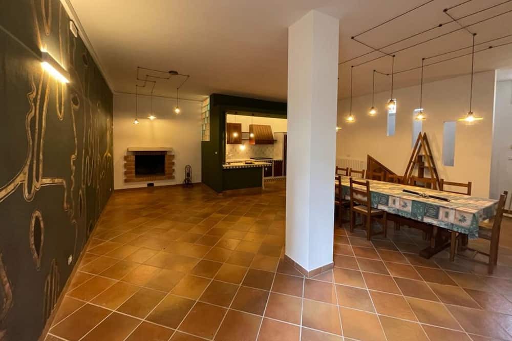 Corigliano D'Otranto House | Holiday Home 'Casita Flor' with Shared Pool, Wi-Fi and Air Conditioning