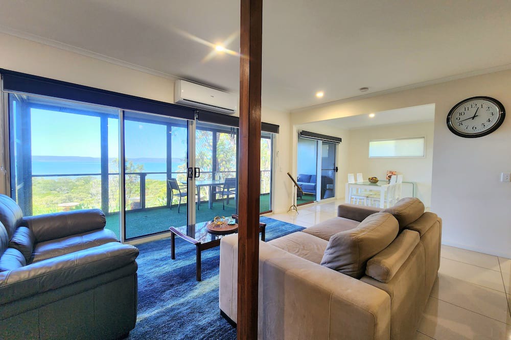 Brisbane Waterfront House | Stunning luxury waterfront home on Macleay Island.