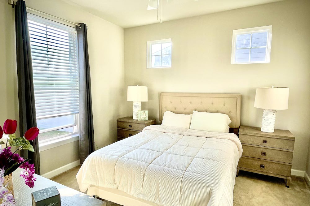 Suffolk House | Comfortable stay in quiet and safe neighborhood close to grocery store.