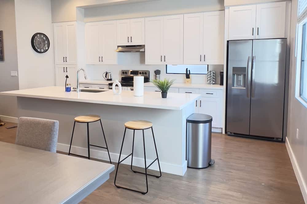 Camelback East House | Arizona desert retreat 3 bed 3.5 bath Family sized home with onsite pool & gym.