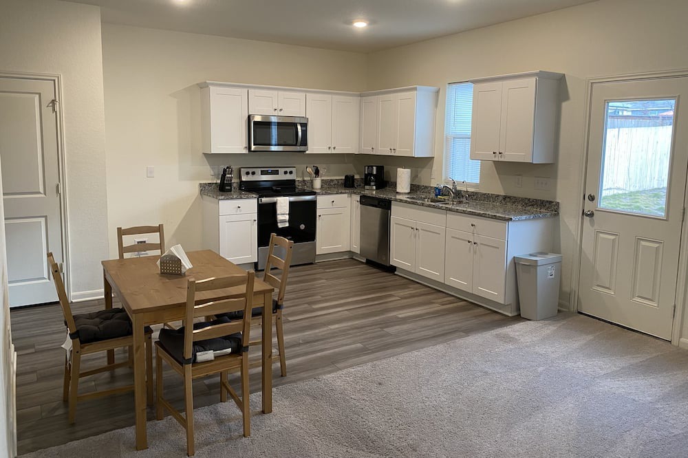 San Antonio House | 5-20 minutes to major attractions! Full House in San Antonio