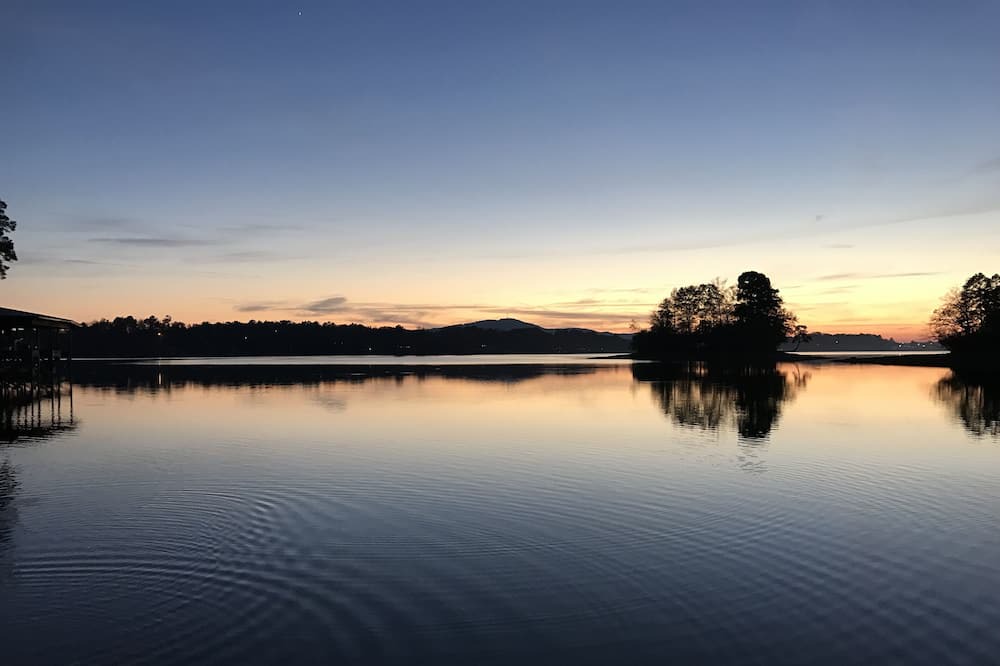 Lakeland House | Lovely Lakefront House with level backyard with beautiful sky/sunset views!
