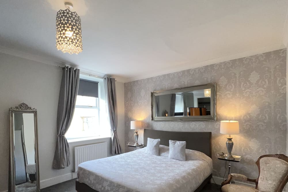 Douglas Apartment | Large 3 Storey Home From Home Apartment