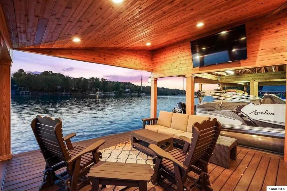 Howard House | Comfortable Lakefront Home with beautiful dock on Apple Valley Lake, Ohio.