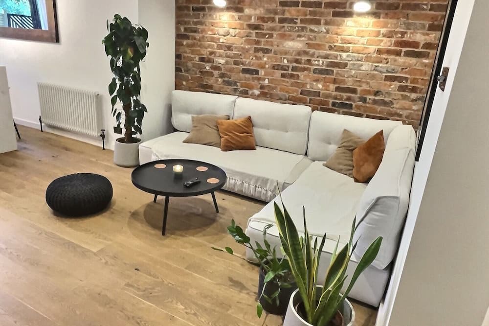 South Twickenham Apartment | Stylish apartment with cinema den. Close to nature parks, riverside and stadium.