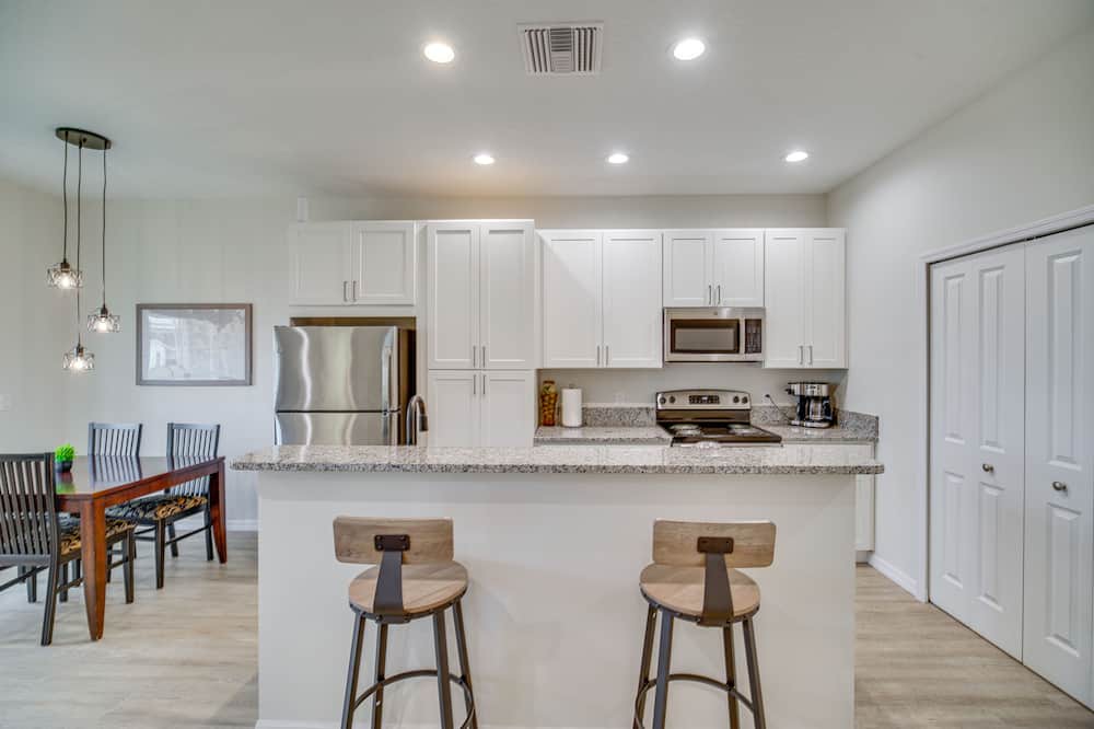 Okeechobee House | Modern Okeechobee Townhome w/ Backyard!