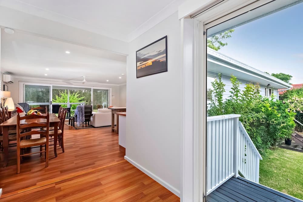Dora Creek House | Spacious Waterfront Delight with Free Wifi. Spend some Lazy Dayz at Dora Creek