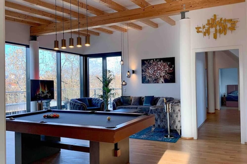 Wilhelmsruh Apartment | Luxury Penthouse: Jacuzzi, Pool table, BBQ & desks