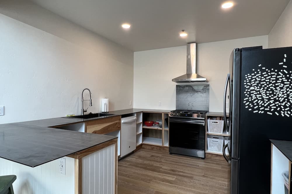 Lewis House | Modern Downtown Hostel! Great outdoor space, large sauna, and cold tub.