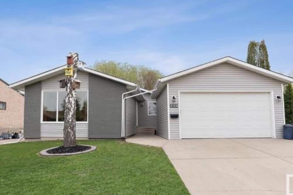 Northeast Edmonton House | Charming Bungalow near Yellowhead Trail - Your Cozy Home in Edmonton!