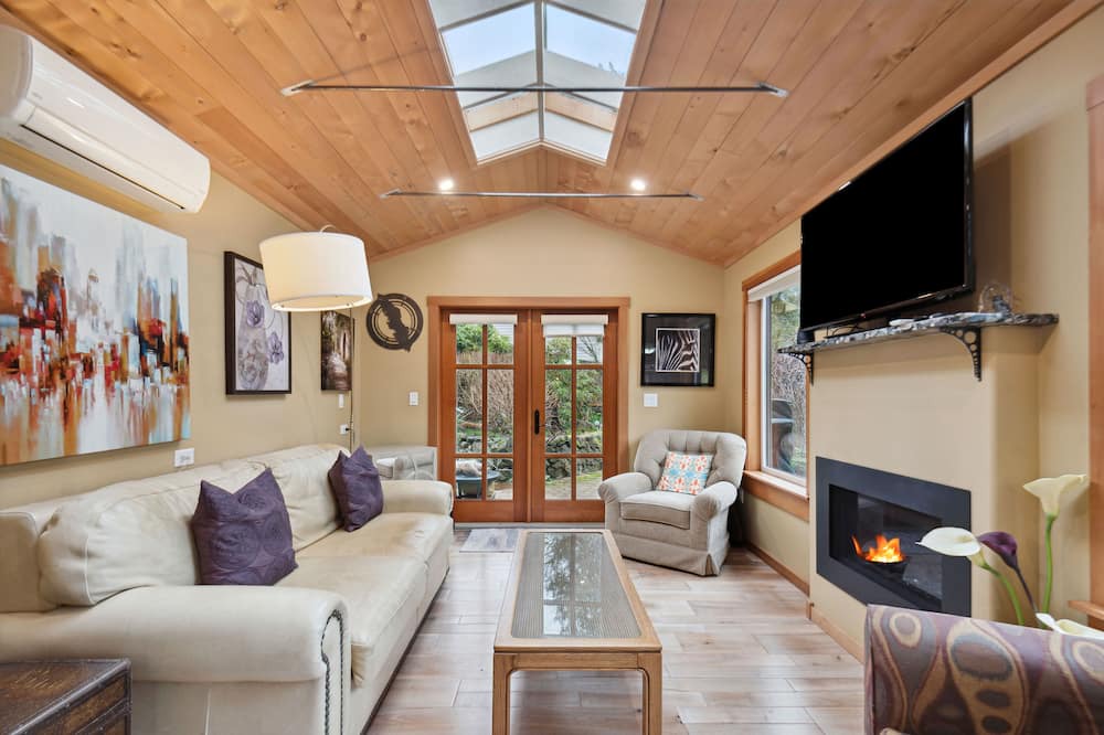 Shawnigan Lake Apartment | Spacious character suite! Close to local private schools, dining and more!
