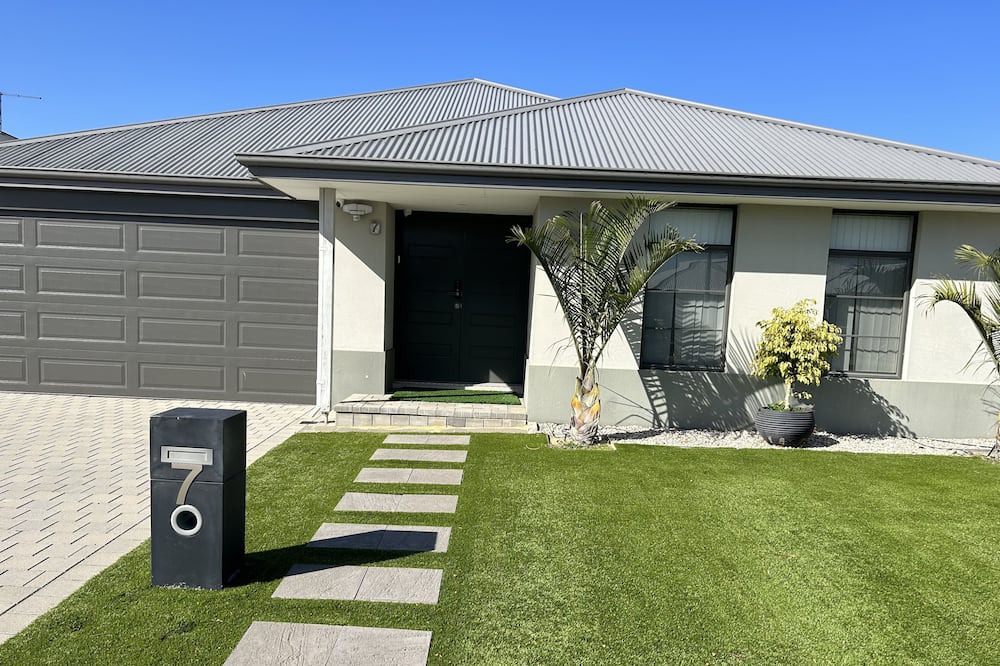 Ellenbrook House | House at the back of the Vines Golf Club in Swan Valley region.