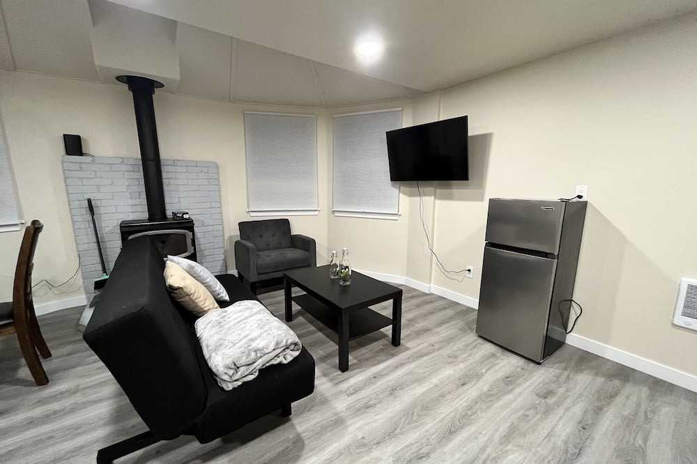 Tukwila House | Charming 2 bedroom, 2 Bathroom Home in Convenient, Prime, and Central Location