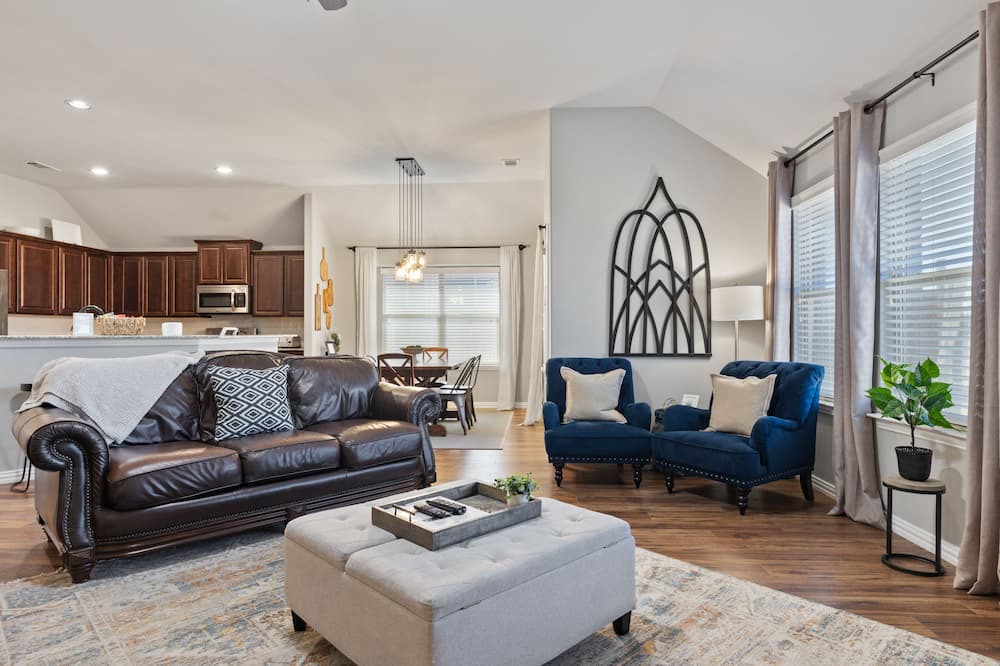 Tarrant County House | Quiet and cozy home, perfect for families and dogs. Close to Dallas and Ft Worth