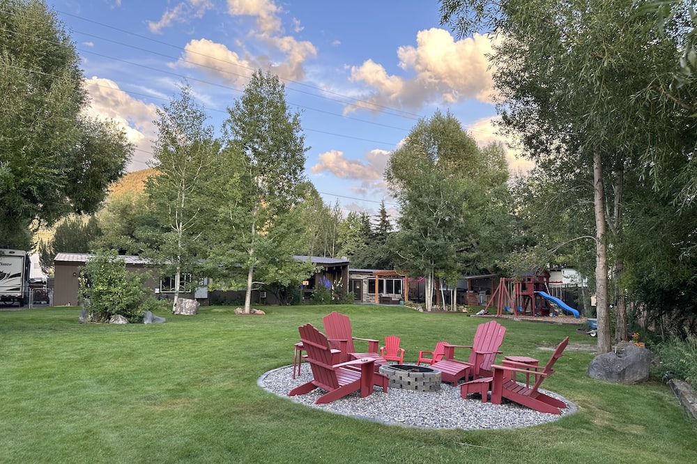 South Park House | Luxury home 5 minutes from town