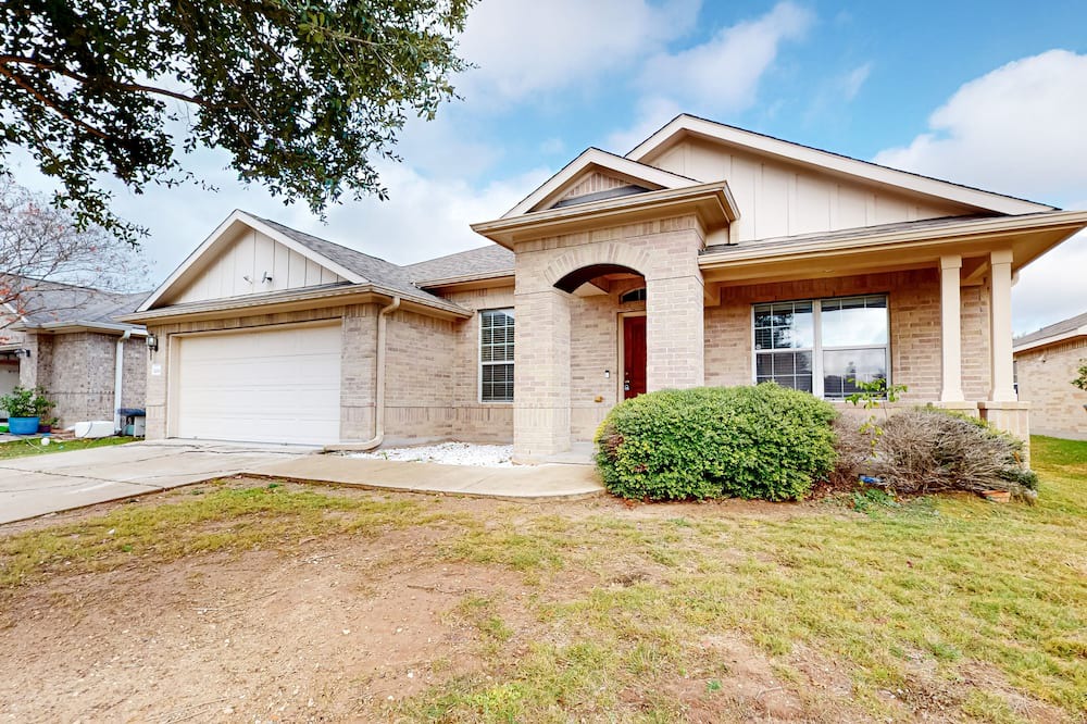 Speyside House | Northeast Austin home with enclosed yard, single-story interior, AC, & W/D