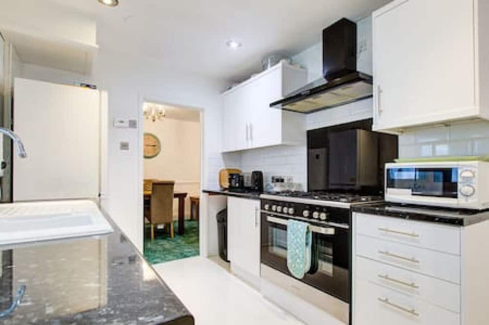 Tilehurst House | Quaint 4-Bedroom Retreat in Reading with Parking