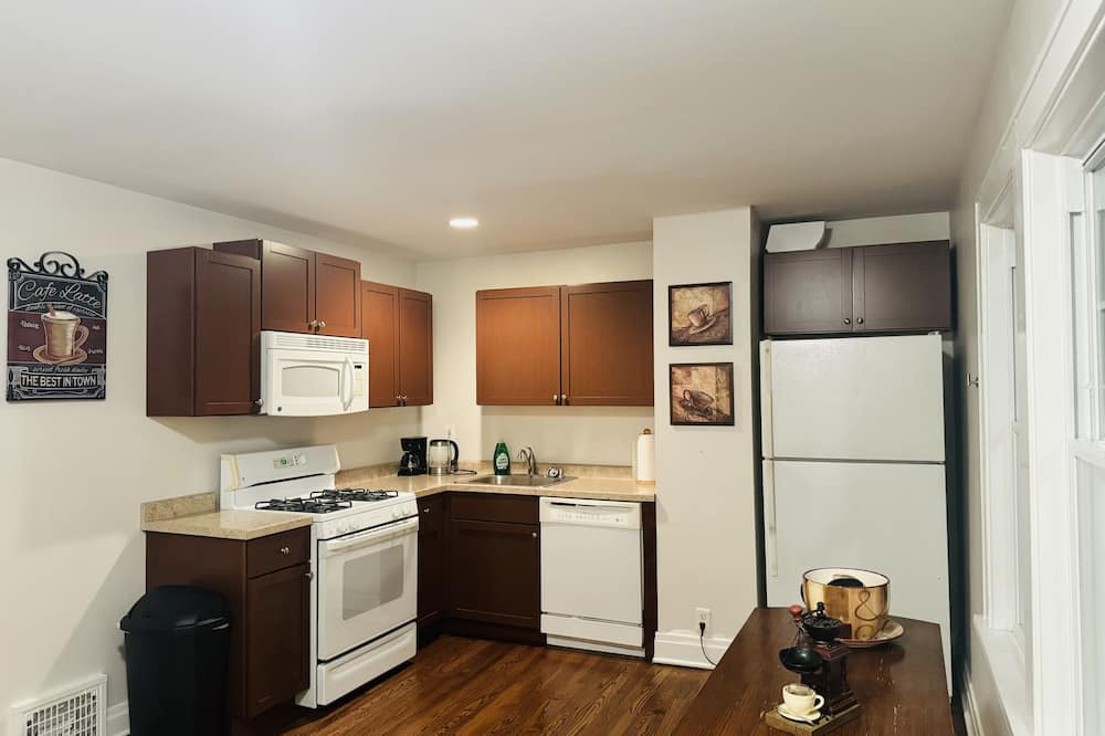 Elmhurst House | New! Affordable Elmhurst Home minutes from Airport