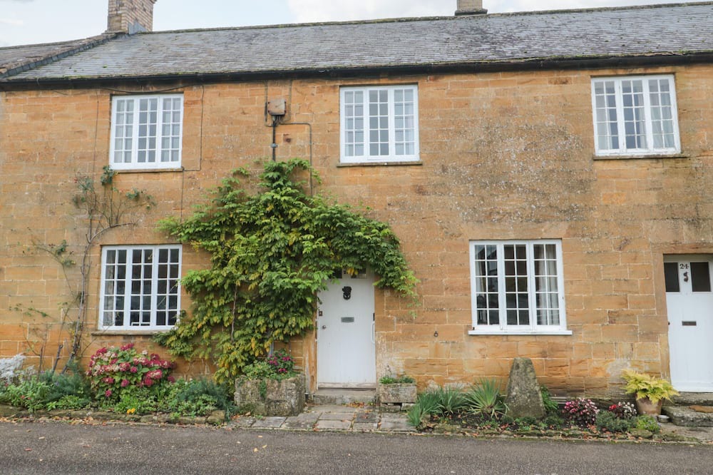 Montacute House | TWO TOWERS COTTAGE, character holiday cottage in Montacute
